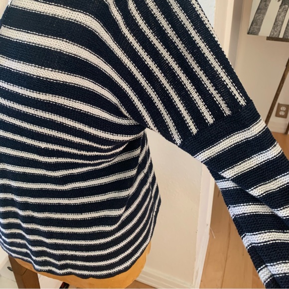 VINCE Navy and White Striped 100% Linen V-Neck Sweater.  Longsleeved.  Size M. - Picture 5 of 7